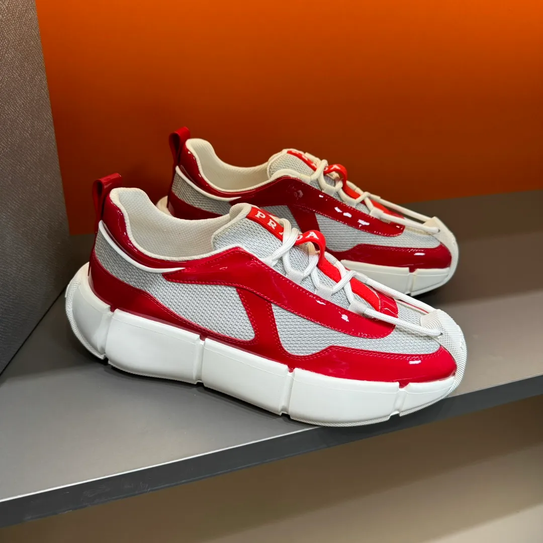 P460 PRADA/Prada men's lace-up leather casual sports shoes, the upper is made of cowhide leather and breathable mesh. It is soft, comfortable and breathable. The tongue is decorated with the PRADA brand letter logo. The thick rubber sole echoes the red label tongue. The style is fashionable and elegant. The details are carefully crafted. A casual sports shoe with a super western style and excellent breathability! Code number 38-45 (45 customized)